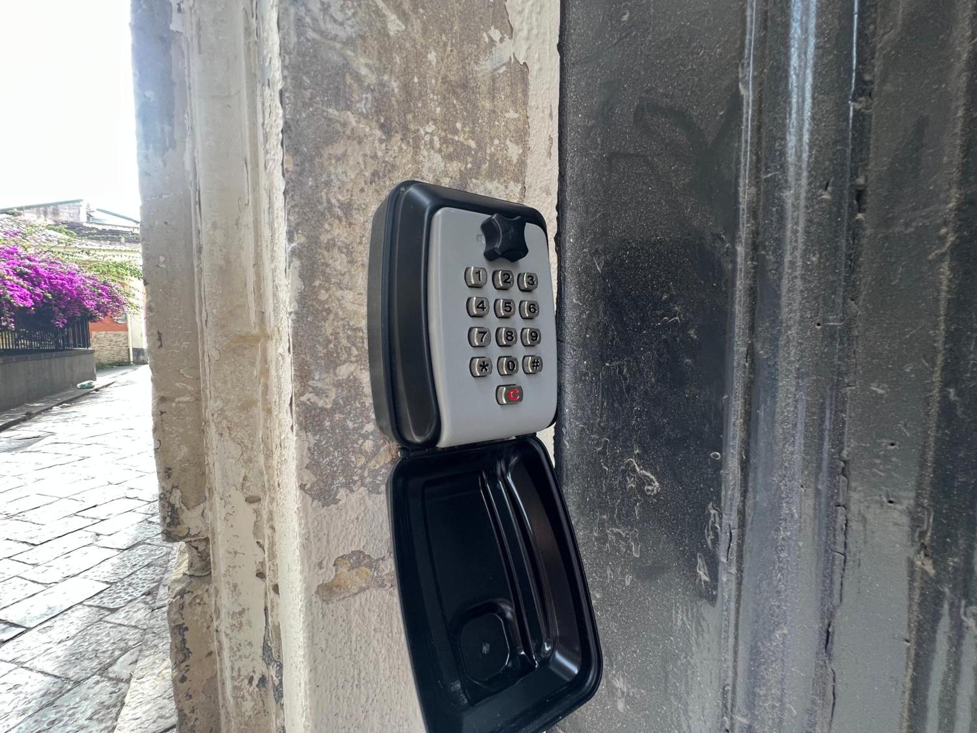 Leoscar Apartment In Catania Center Self Check-In Екстер'єр фото